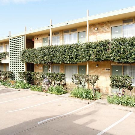 Mid City Motor Inn Куинбиан Экстерьер фото