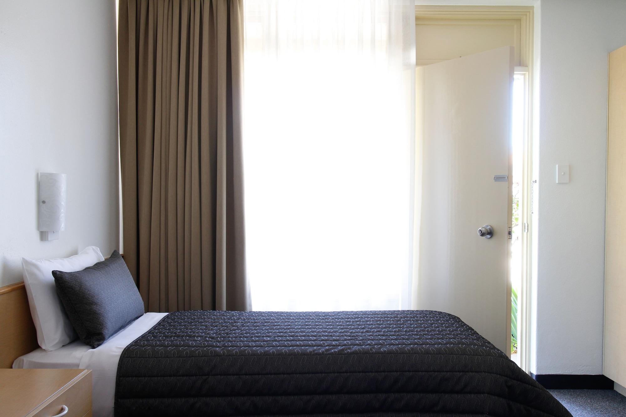 Mid City Motor Inn Куинбиан Экстерьер фото