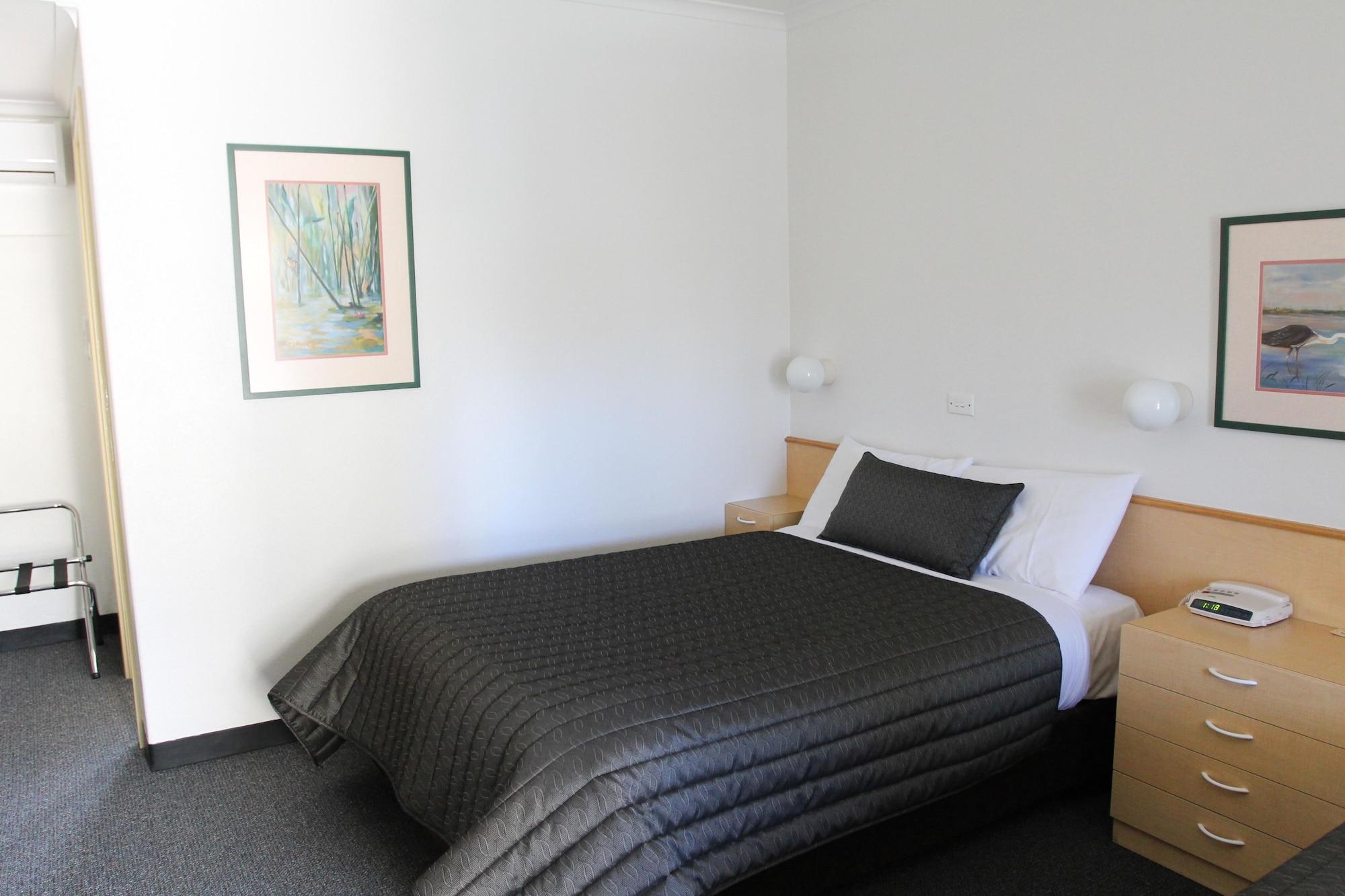 Mid City Motor Inn Куинбиан Экстерьер фото