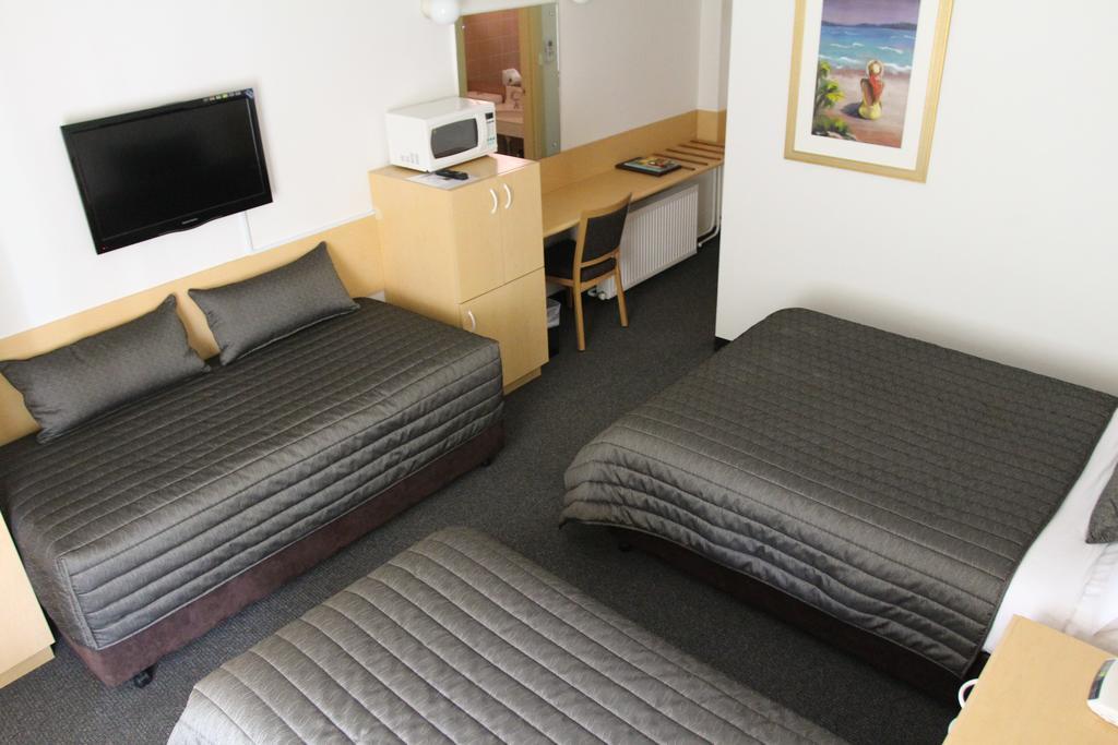 Mid City Motor Inn Куинбиан Номер фото