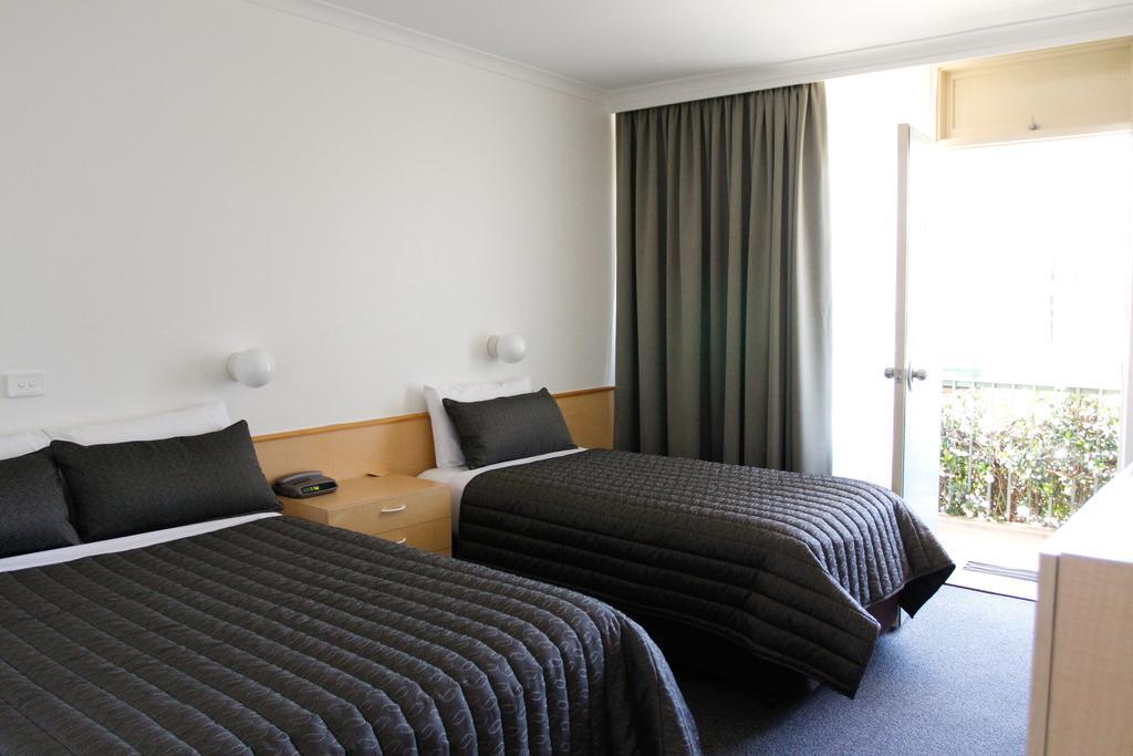Mid City Motor Inn Куинбиан Номер фото