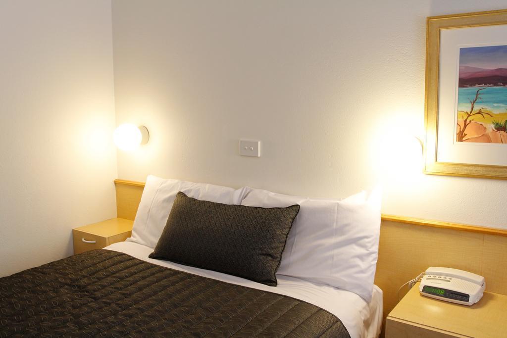 Mid City Motor Inn Куинбиан Номер фото