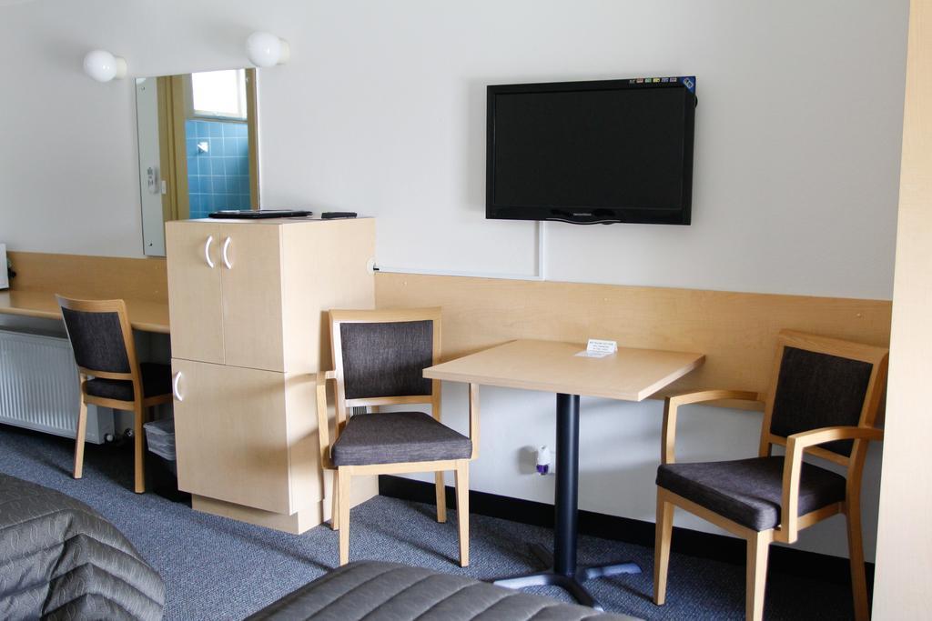 Mid City Motor Inn Куинбиан Экстерьер фото