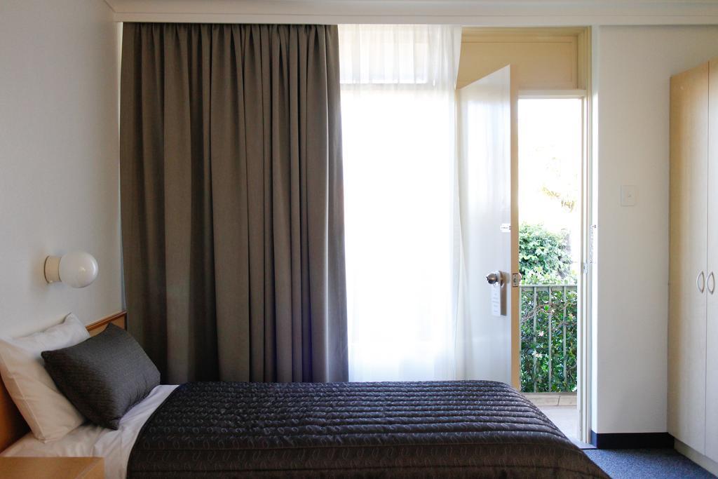 Mid City Motor Inn Куинбиан Номер фото