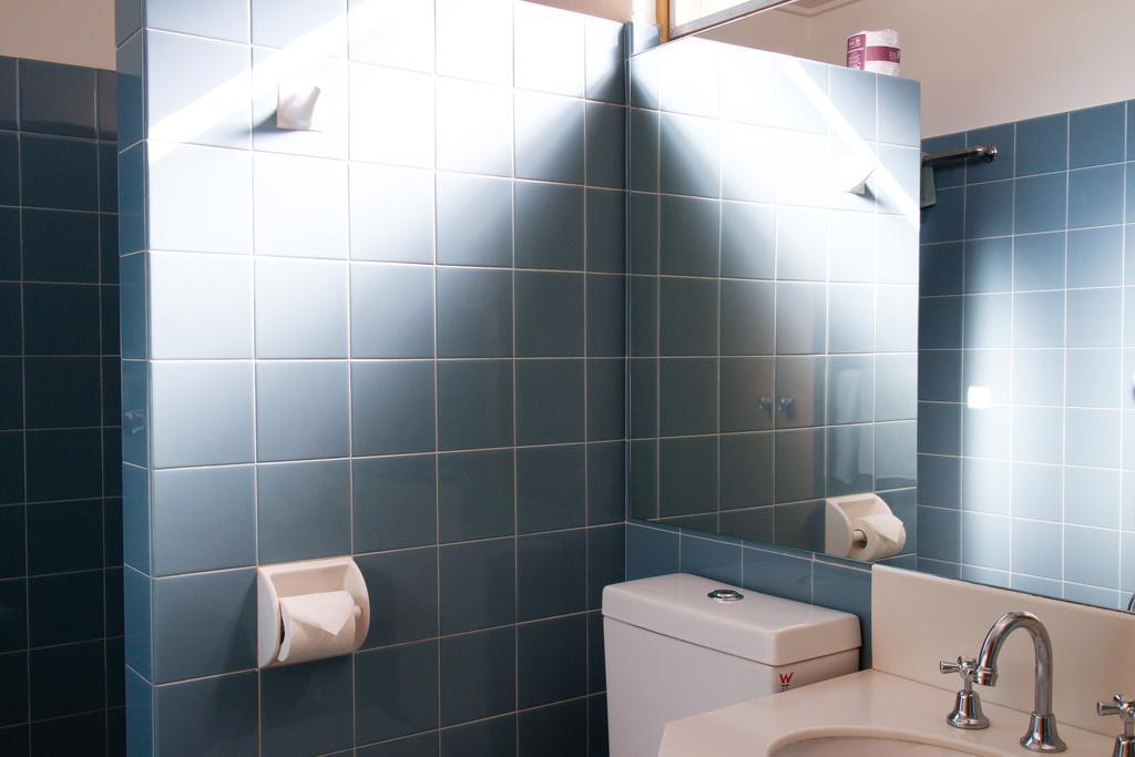 Mid City Motor Inn Куинбиан Номер фото